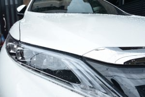 白い車に黒い汚れが!簡単に落とす方法を紹介 イメージ